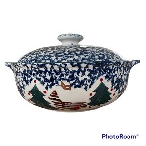 Tien Shan Cabin Snow Folk Craft 3Qt. Round covered casserole dish EUC